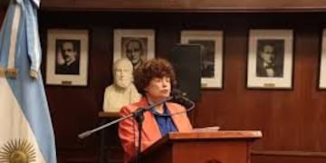 La doctora Carmen Perilli fue distinguida con el título de profesora emérita de la UNT.