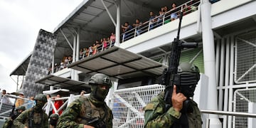Militares patrullan a las afueras de un mercado abierto, en Portoviejo, Ecuador, el jueves 11 de enero de 2024.
