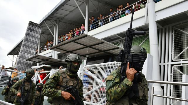 Militares patrullan a las afueras de un mercado abierto, en Portoviejo, Ecuador, el jueves 11 de enero de 2024.