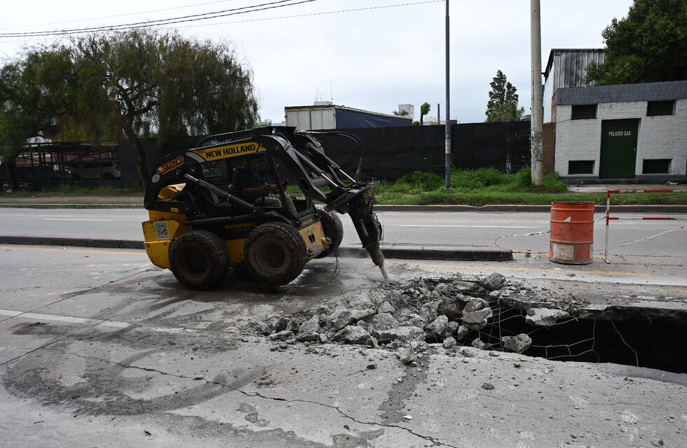 Cierre total y desvíos en la avenida que “se tragó” un auto en Córdoba: cuándo volverá a habilitarse