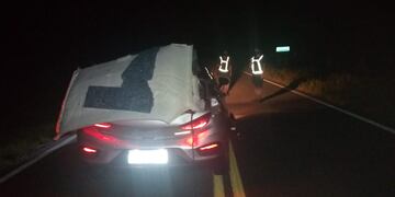 El Chevrolet Onix quedó detenido sobre la Ruta Provincial 1 luego del impacto. (@movil_kike)