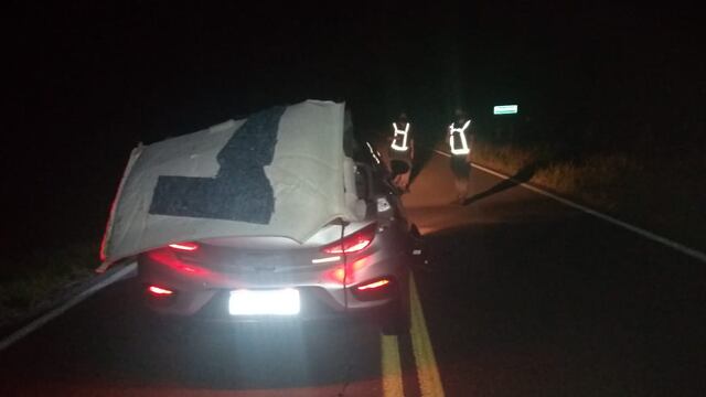 El Chevrolet Onix quedó detenido sobre la Ruta Provincial 1 luego del impacto. (@movil_kike)