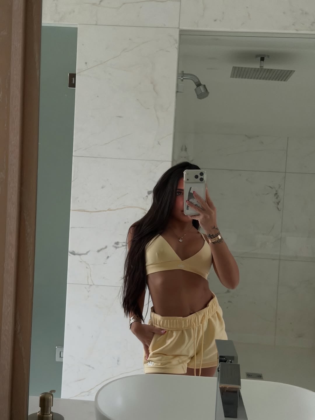 Valu Cervantes dio cátedra de estilo con un look deportivo en color amarillo y marcó tendencia