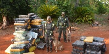 Gendarmería secuestró casi dos mil kilos de marihuana junto a dinero y armas en Caraguatay.