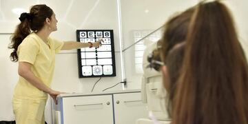 Un municipio de Córdoba entrega lentes gratuitos a sus vecinos.