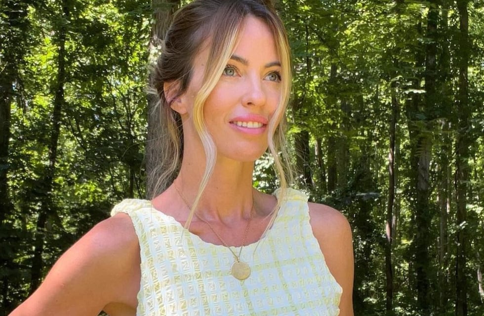 Al estilo princesa, Rocío Guirao Díaz jugó con su cabello rubio y posó en vestido con hombros descubiertos