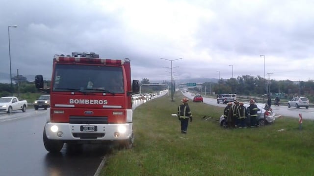 Los Bomberos trabajaron en el lugar para rescatar el cuerpo del conductor.