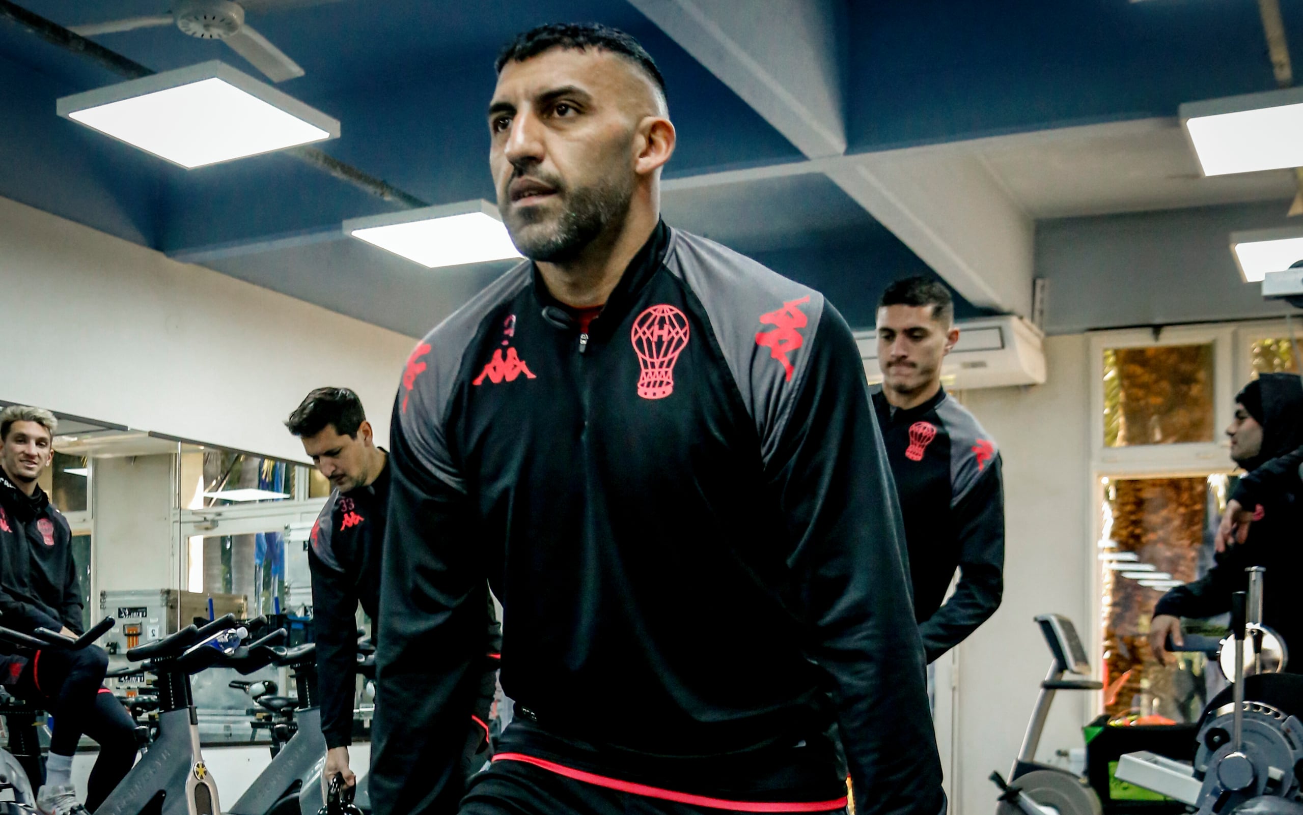 Ramón Ábila y un entrenamiento en Huracán. (Prensa Huracán).