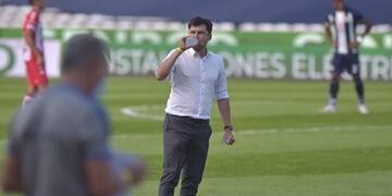 El entrenador Alexander Medina dio su parecer sobre la incorporación de Diego García, con una grave denuncia. (Facundo Luque)