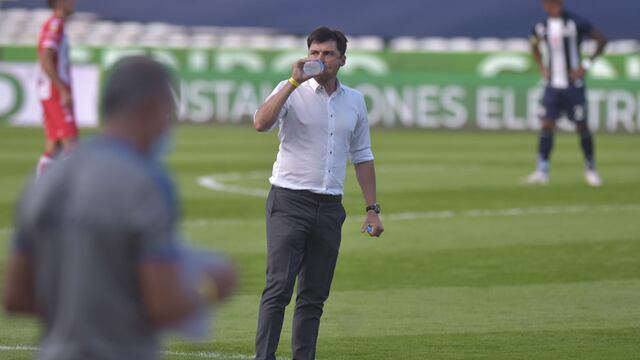 El entrenador Alexander Medina dio su parecer sobre la incorporación de Diego García, con una grave denuncia. (Facundo Luque)