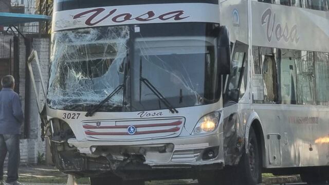 El transporte de larga distancia colisionó contra un kiosco luego de subirse a la vereda por el impacto previo. (@mensur_dante)