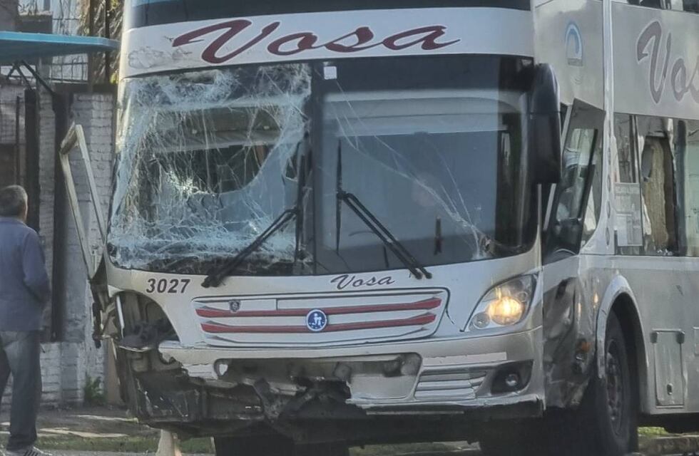 Fallecieron dos personas tras el impresionante choque de un auto y un ómnibus