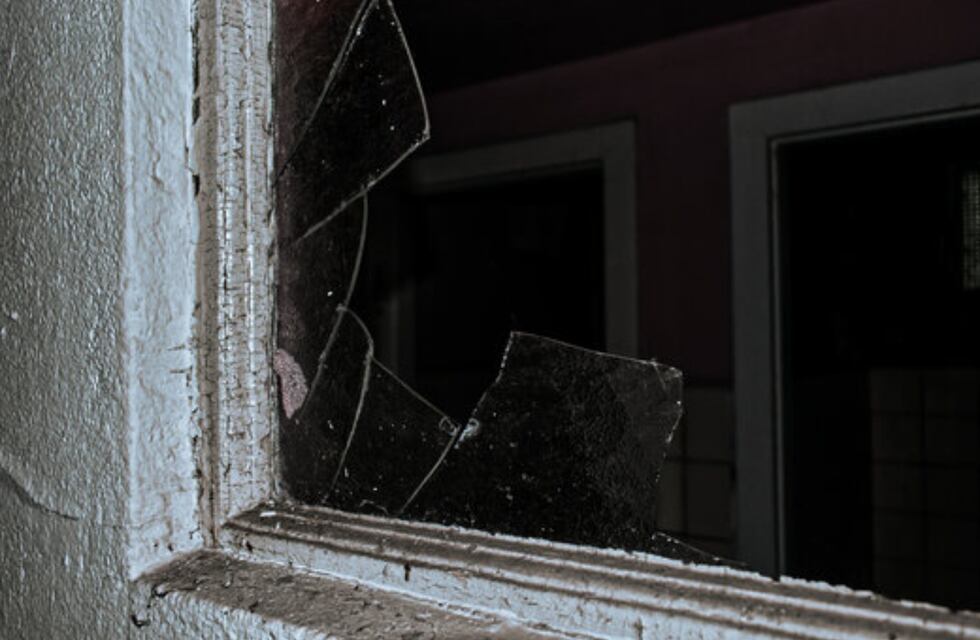 Once disparos contra una casa en Rosario: una mujer resultó herida por el estallido de los vidrios