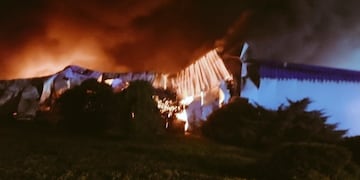 El fuego consumió buena parte de las instalaciones en Battle y Ordóñez al 6000. (@lt8am830)