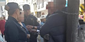 Un hombre se encadenó en forma de protesta contra una aseguradora. (Foto: Policía)