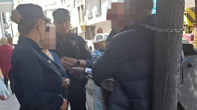 Un hombre se encadenó en forma de protesta contra una aseguradora. (Foto: Policía)