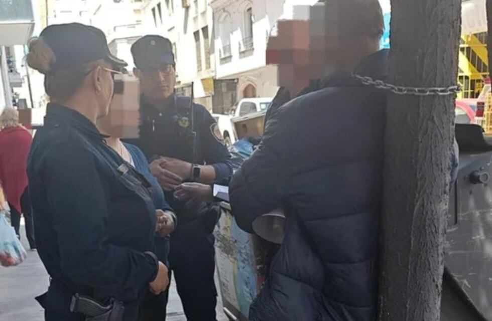 Tensión en Córdoba: un hombre se encadenó a un poste frente a una aseguradora