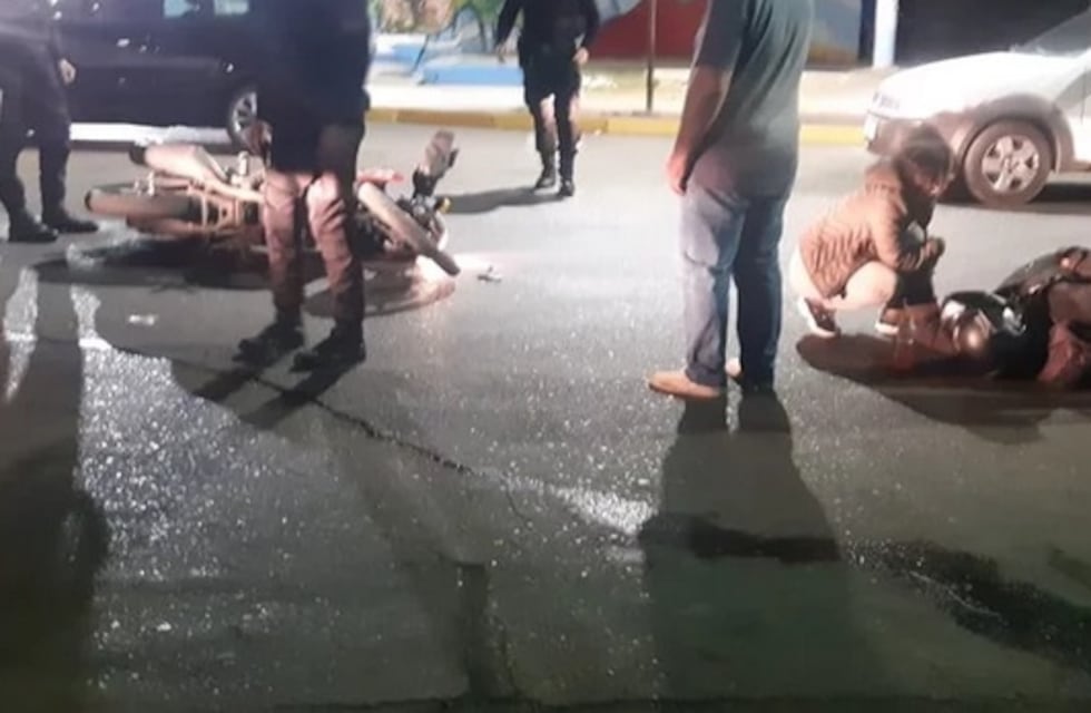 Motociclista se estrelló contra un taxi y se salvó de milagro