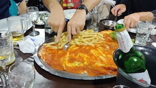 Fueron a una parrilla y encontraron “la milanesa más grande” de Argentina: alcanzó para 8 personas y sobró