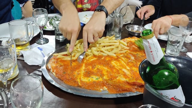 Fueron a una parrilla y encontraron “la milanesa más grande” de Argentina: alcanzó para 8 personas y sobró