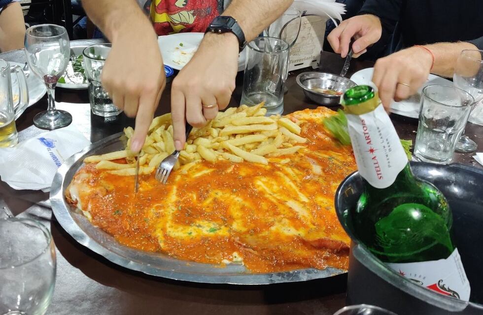 Fue a una parrilla y encontró “la milanesa más grande” de Argentina: alcanzó para 8 personas y sobró