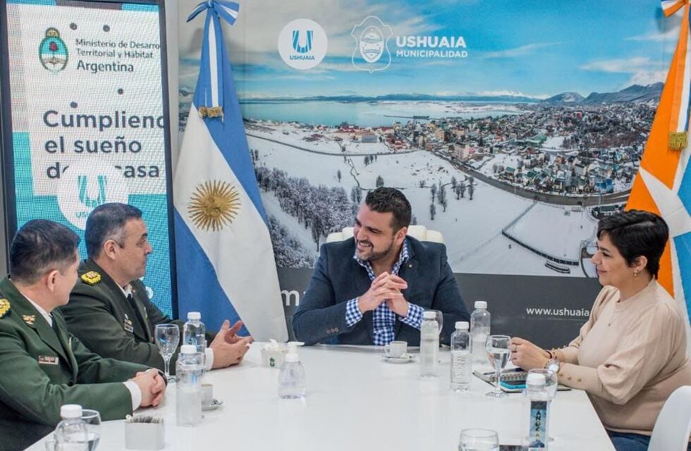 Vuoto recibió a las autoridades de Gendarmería Nacional en el 84° aniversario de la Fuerza