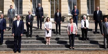Los ministros de Canada, Chrystia Freeland; Reino Unido, Rishi Sunak; la titular del FMI, Kristalina Georgieva; el ministro de Alemania, Olaf Scholz; de EE.UU. Janet Yellen; el secretario de la OCDE, Mathias Cormann, y el ministro de Japón Taro Aso, se preparan para posar en la foto de familia del G7. Foto DPA