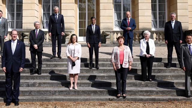 Los ministros de Canada, Chrystia Freeland; Reino Unido, Rishi Sunak; la titular del FMI, Kristalina Georgieva; el ministro de Alemania, Olaf Scholz; de EE.UU. Janet Yellen; el secretario de la OCDE, Mathias Cormann, y el ministro de Japón Taro Aso, se preparan para posar en la foto de familia del G7. Foto DPA
