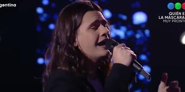 El salteño Juan Manuel González Mir espera al voto del público para continuar en La Voz Argentina.