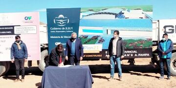 En una sencilla ceremonia quedó firmada el acta de inicio de obra del Centro Integrado de Educación Agropecuaria - Escuela Agrotécnica nº 8 de la ciudad de Abra Pampa.