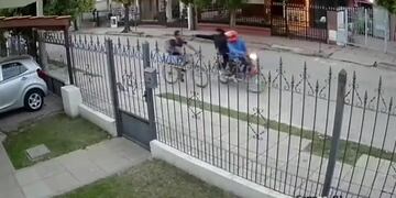 En el video se puede ver cómo los ladrones agreden al trabajador.