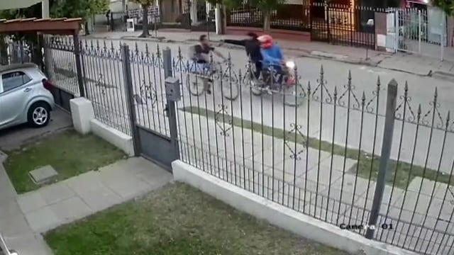 En el video se puede ver cómo los ladrones agreden al trabajador.