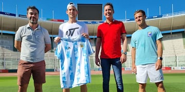 Dominic Thiem (con la camiseta de la Selección) llegó a Córdoba y recorrió el Kempes, pero no podrá jugar el ATP 250 (Prensa Agencia Córdoba Deportes)