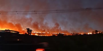 Posadas: bomberos sofocaron un gran incendio de pastizales en la zona oeste.