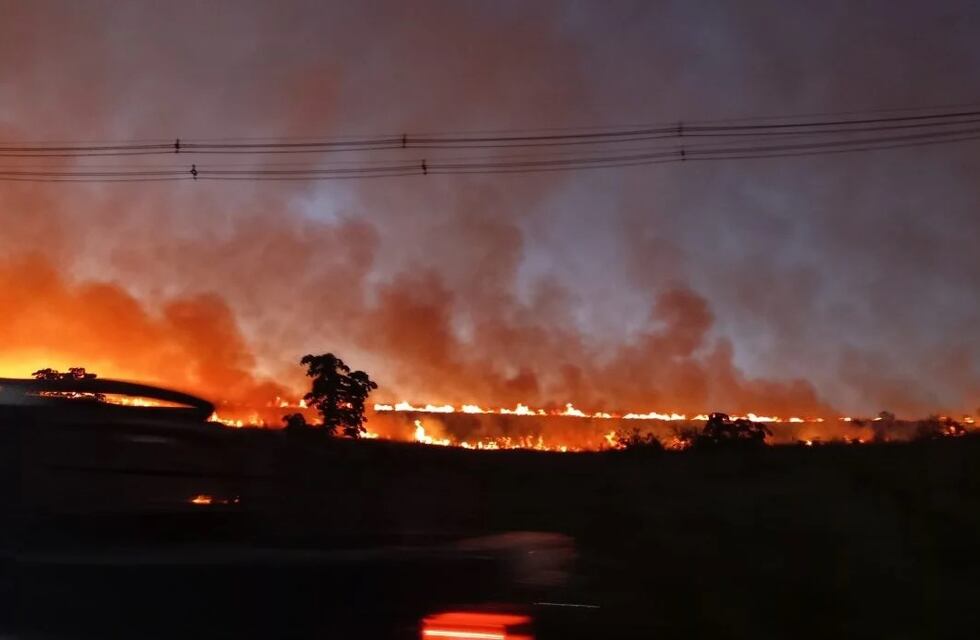 Posadas: bomberos sofocaron un gran incendio de pastizales en la zona oeste
