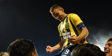 El delantero de 35 años se despidió del fútbol profesional con un triunfo de local.