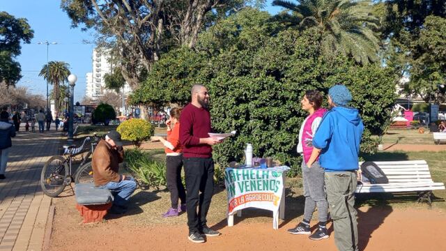 Juntada de firmas en la Plaza 25 de Mayo