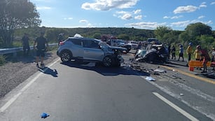 Cuatro personas murieron y otras dos resultaron heridas, entre ellas un bebé, por el choque frontal de dos autos en las Altas Cumbres.