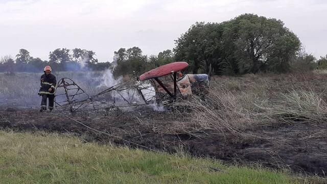 Una avioneta se incendió sobre la pista del Aeroclub (foto de Jesús María Noticias en Instagram).