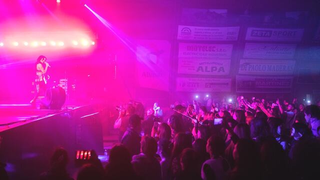 Lali fue una de las artistas que pasó por el escenario de la Fiesta de la Ganadería en Alvear.