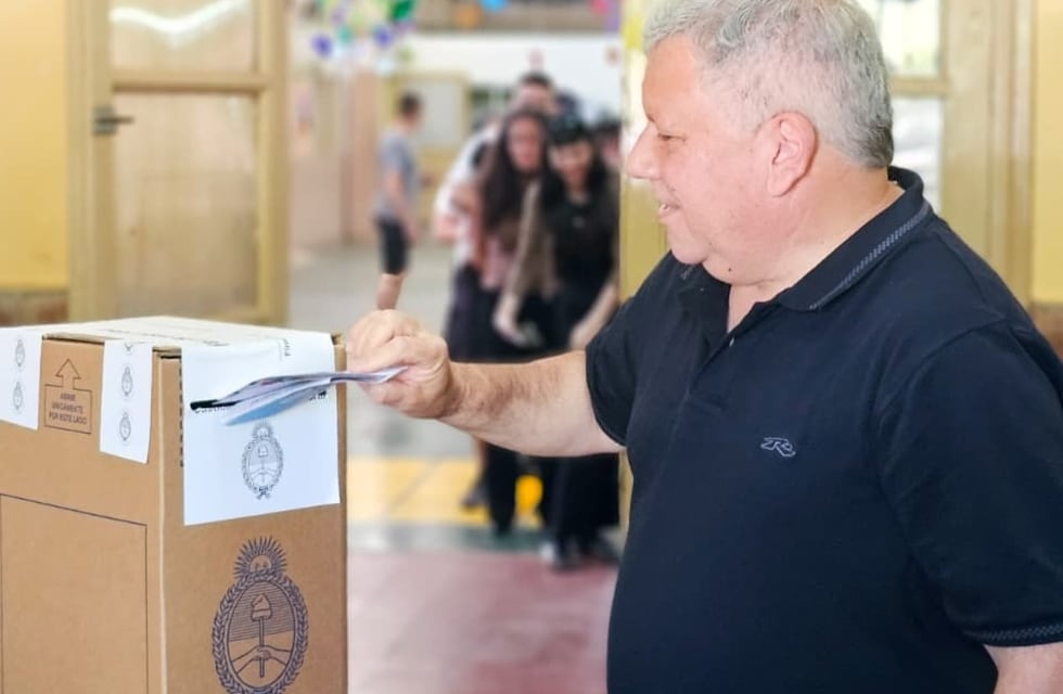 El intendente Benedetti emitió su voto en las elecciones legislativas en Arroyito