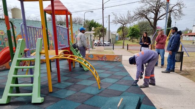 Se renovaron los pisos antigolpes en el Parque Infantil Pedro Ércole en barrio Mosconi