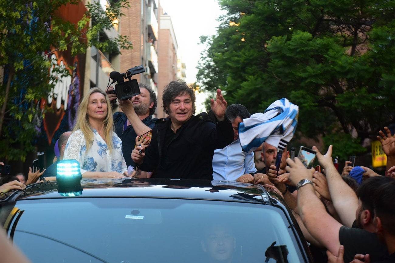 El presidente Javier Milei encabezó en Córdoba la Marcha de la Gratitud, acompañado por su hermana Karina y los diputados Gabriel Bornoroni y Gonzalo Roca. (Nicolás Bravo / La Voz)