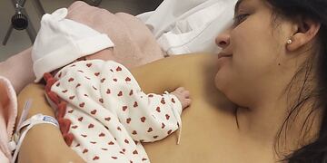 La imagen de Margarita, junto a su mamá la ex Reina Nacional de la Vendimia, a los pocos minutos de nacer. Gentileza