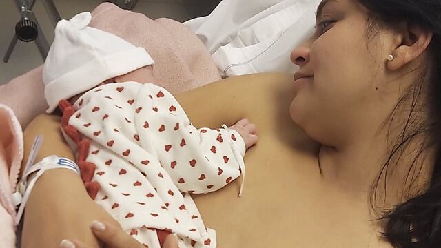 La imagen de Margarita, junto a su mamá la ex Reina Nacional de la Vendimia, a los pocos minutos de nacer. Gentileza