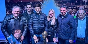 Pullaro estuvo en Ceres con una réplica de la Copa del Mundo