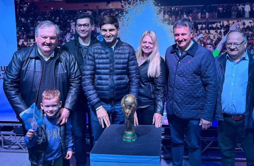 Maximiliano Pullaro se mostró con la Copa del Mundo en Ceres