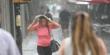 El pronóstico de la Dirección de Contingencias Climática anticipa que para este jueves habrá descenso de temperatura y continuarán las lluvias aisladas. José Gutiérrez/Los Andes