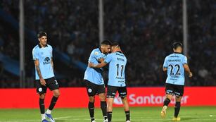 Franco Jara y el peruano Reyna, unidos en el festejo del empate de Belgrano (Facundo Luque / La Voz).