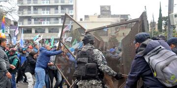 Protestas y represión en Jujuy por la aprobación y jura de la reforma constitucional jujeña (Telam)